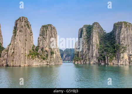 Belle vue panoramique sur la baie d'Halong au Vietnam Banque D'Images