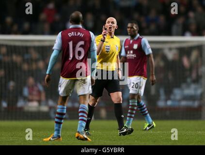 L'arbitre Mike Dean (au centre) parle avec Fabian Delph de Aston Villa (À gauche) comme le regarde Christian Benteke (à droite) Banque D'Images