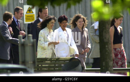 Raimunda Rothen (au centre) arrive avec sa famille à la prison de Belmarsh, à Londres, où elle doit épouser le grand voleur de train, Ronnie Biggs.L'ancien fugitif de 72 ans liait le nœud avec la mère de son fils Michael, lors d'une cérémonie à huis clos à la prison du sud-est de Londres.*.., où il purge une peine de 30 ans.Biggs, a proposé quatre fois à Raimunda, 54 ans, qui a accepté parce qu'elle craignait que le condamné malade approche la fin de sa vie. Banque D'Images