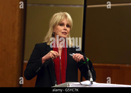 Joanna Lumley s'exprime lors d'une conférence de presse pour Sir Ranulph Fiennes à l'hôtel Sofitel de l'aéroport d'Heathrow. Sir Ranulph a dû sortir de son voyage au-dessus de l'Antartctica Banque D'Images