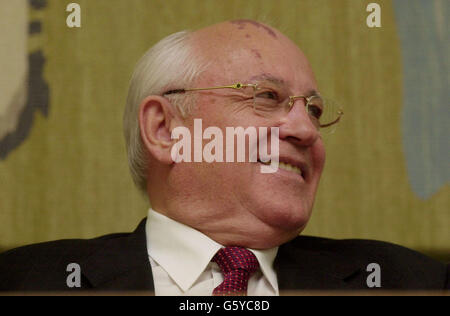 L'ancien président russe Mikhaïl Gorbatchev sourit lors d'une conférence de presse à l'intérieur de la Maison Portcullis, dans le centre de Londres. *M. Gorbatchev, aujourd'hui président de Green Cross International, est à Londres pour promouvoir l'organisme qui fait campagne pour la mise hors service des armes chimiques et biologiques. Banque D'Images