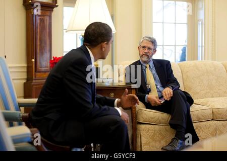 Le président américain Barack Obama parle avec le Dr John Holdren, Directeur du Bureau de la politique scientifique et technologique sur la recherche sur les cellules souches dans le bureau ovale de la Maison Blanche le 9 mars 2009 à Washington, DC Banque D'Images