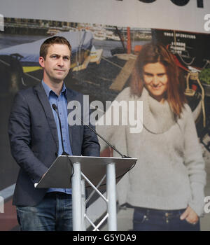 Brendan Cox, veuf de Jo Cox aborde le rassemblement à Trafalgar Square, le centre de Londres pour célébrer ce qui aurait été le 42e anniversaire de la tragique MP . Banque D'Images