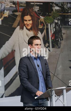 Brendan Cox, veuf de Jo Cox aborde le rassemblement à Trafalgar Square, le centre de Londres pour célébrer ce qui aurait été le 42e anniversaire de la tragique MP . Banque D'Images