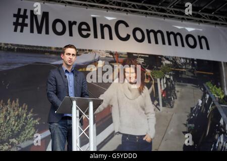 Brendan Cox, veuf de Jo Cox aborde le rassemblement à Trafalgar Square, le centre de Londres pour célébrer ce qui aurait été le 42e anniversaire de la tragique MP . Banque D'Images