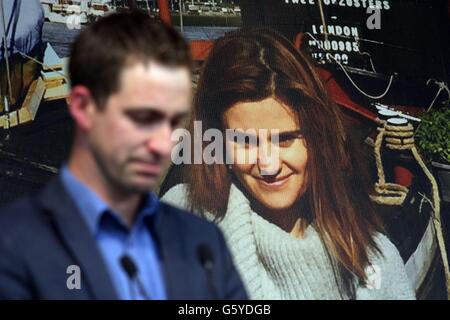 Brendan Cox, veuf de Jo Cox aborde le rassemblement à Trafalgar Square, le centre de Londres pour célébrer ce qui aurait été le 42e anniversaire de la tragique MP . Banque D'Images