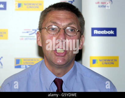 David Moorcroft, le chef de l'athlétisme britannique, lors d'une conférence de presse à Londres où l'équipe de Norwich Union GB pour les championnats d'Europe 2002 a été annoncée. L'événement se déroule le 6-11 août à Munich. Banque D'Images