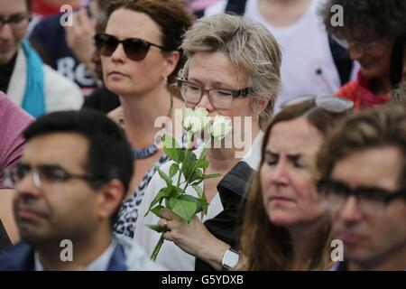 La foule écoute comme Brendan Cox, veuf de Jo Cox aborde le rassemblement à Trafalgar Square, le centre de Londres pour célébrer ce qui aurait été le 42e anniversaire de la tragique MP . Banque D'Images