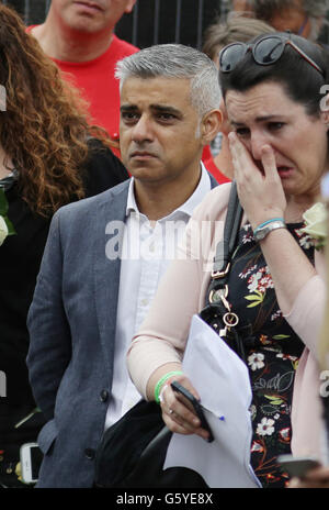 Maire de Londres Sadiq Khan écoute comme Brendan Cox, veuf de Jo Cox aborde le rassemblement à Trafalgar Square, le centre de Londres pour célébrer ce qui aurait été le 42e anniversaire de la tragique MP . Banque D'Images