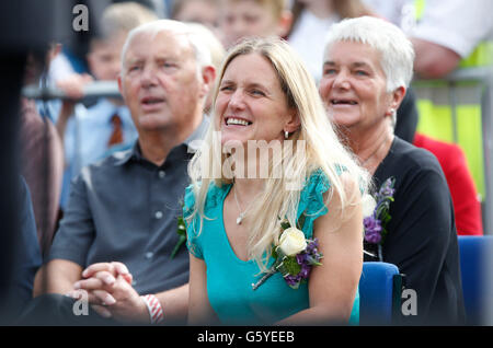 Kim Leadbeater (centre), la soeur de Jo Cox, et ses parents Jean et Gordon Leadbeater assister à un rassemblement de Batley, West Yorkshire, de célébrer ce qui aurait été le 42e anniversaire du député travailliste. Banque D'Images