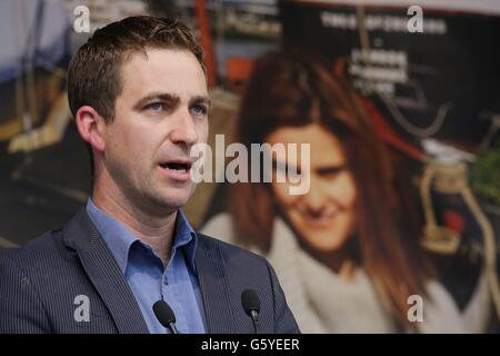 Brendan Cox, veuf de Jo Cox aborde le rassemblement à Trafalgar Square, le centre de Londres pour célébrer ce qui aurait été le 42e anniversaire de la tragique MP . Banque D'Images