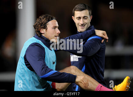 Soccer - npower football League Championship - Peterborough United v Charlton Athletic - London Road.Lawrie Wilson de Charlton Athletic (à gauche) en compagnie de Laurence Bloom, spécialiste du sport Banque D'Images