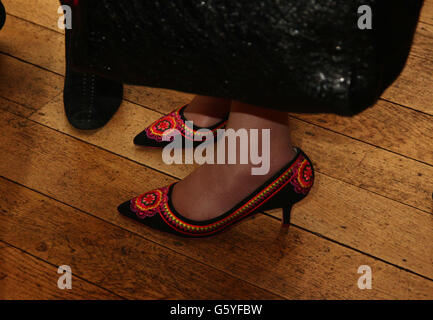 Détail des chaussures de Theresa May lors d'un événement femmes et croissance économique au 11 Downing Street, dans le centre de Londres. Banque D'Images