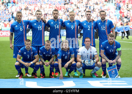 Groupe de l'équipe d'Islande. (Rangée du haut de gauche à droite) l'Islande Ragnar Sigurdsson, Jon Dadi Bodvarsson, Kari Arnason, Kolbeinn Sigthorsson, Birkir Mar Saevarsson et Gylfi Sigurdsson. (Rangée du bas de gauche à droite) l'Islande est Johann Berg Gudmundsson, Freyr Ari Skulason, Birkir Bjarnason, gardien HALLDORSSON ISLANDE Hannes Thor et Aron Gunnarsson pendant l'Euro 2016, Groupe F match au Stade de France, Paris. Banque D'Images