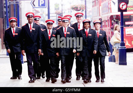 Les gardes de rue, qui travailleront en partenariat avec la police métropolitaine agissant comme leurs yeux et leurs oreilles, posent dans leurs casquettes et uniformes rouges. Leur patch couvrira le quartier commerçant de Londres, Oxford Street, Regent Street et Bond Street. * vingt-cinq Red Caps complètement entraînés prennent dans les rues pour la première fois. Banque D'Images