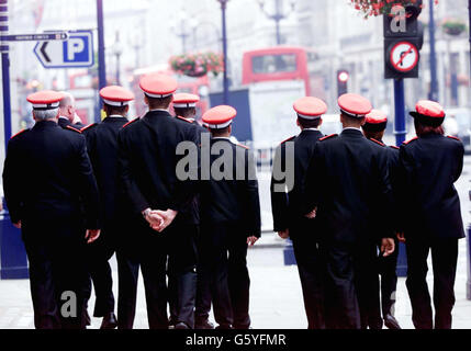 Les gardes de rue, qui travailleront en partenariat avec la police métropolitaine agissant comme leurs yeux et leurs oreilles, posent dans leurs casquettes et uniformes rouges. Leur patch couvrira le quartier commerçant de Londres, Oxford Street, Regent Street et Bond Street. * vingt-cinq Red Caps complètement entraînés prennent dans les rues pour la première fois. Banque D'Images