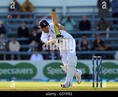 Kevin Pietersen d'Angleterre survit à un appel pour lbw pendant le premier jour du deuxième match de test à la réserve de Hawkins Basin, Wellington, Nouvelle-Zélande. Banque D'Images