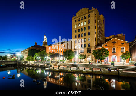 Les bâtiments historiques et la Providence, à la nuit, dans le centre-ville de Providence, Rhode Island. Banque D'Images