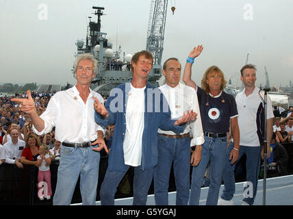 Status Quo effectuer à bord du HMS Ark Royal à Portsmouth Banque D'Images