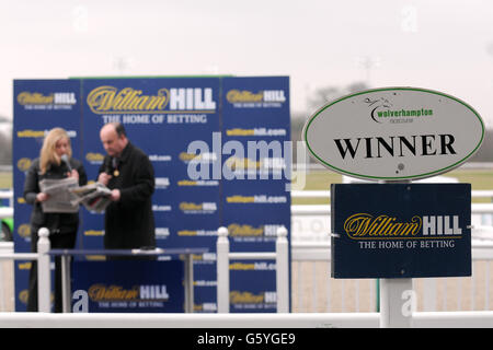 Courses hippiques - Lincoln Trial Day - Hippodrome de Wolverhampton.Le signe du gagnant peut être vu lorsque les présentateurs de l'hippodrome regardent les journaux pendant la journée d'essai de Lincoln à l'hippodrome de Wolverhampton Banque D'Images