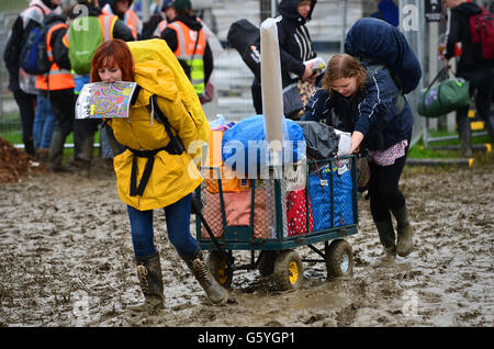 Festiavalgoers arrivant au festival de Glastonbury, à Digne Farm dans le Somerset. ASSOCIATION DE PRESSE Photo. Voir PA story SHOWBIZ Glastonbury. Photo date : mercredi 22 juin 2016. Crédit photo doit se lire : Ben Birchall/PA Wire Banque D'Images