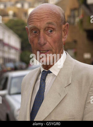 Le professeur Roger Williams, médecin consultant à l'hôpital Cromwell, dans l'ouest de Londres, où l'ex-footballeur George Best a une greffe du foie d'urgence, s'adresse aux médias.* le professeur Williams, qui s'occupe de l'ancienne star de Manchester United et de l'Irlande du Nord depuis deux ans, a déclaré que M. Best était « bien », mais sa condition la nuit s'avérerait critique. Banque D'Images