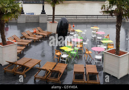 Café de la rue vide et humide exposée à Londres Banque D'Images