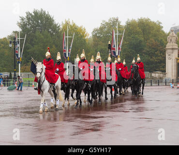 Londres, ANGLETERRE - 21 octobre 2015 : défilé de chevaux arrive au palais de Buckingham, la résidence de Londres et de l'administration headqu Banque D'Images