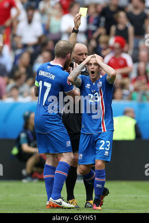 L'Islande Ari Skulason Freyr est montré la carte jaune après loin de donner une pénalité au cours de l'Euro 2016, Groupe F match au Stade de France, Paris. Banque D'Images