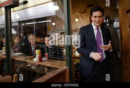 Le leader syndical Ed Miliband rencontre les acheteurs, les détenteurs de stalle de marché et les propriétaires de restaurants lorsqu'il visite le village de Brixton dans le sud de Londres aujourd'hui. Banque D'Images