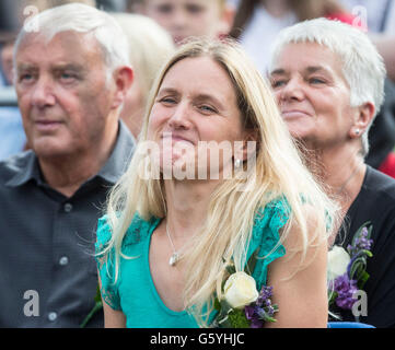 Kim Leadbeater (centre), la soeur de Jo Cox, et ses parents Jean et Gordon Leadbeater assister à un rassemblement de Batley, West Yorkshire, de célébrer ce qui aurait été le 42e anniversaire du député travailliste. Banque D'Images