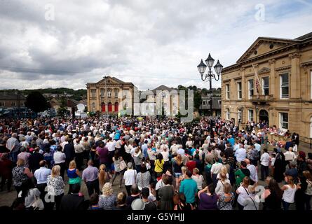 Personnes participent à un rassemblement de Batley, West Yorkshire, de célébrer ce qui aurait été MP DU TRAVAIL 42e anniversaire Jo Cox. Banque D'Images