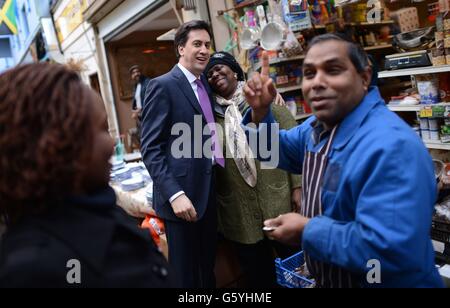 Le leader syndical Ed Miliband rencontre les acheteurs, les détenteurs de stalle de marché et les propriétaires de restaurants lorsqu'il visite le village de Brixton dans le sud de Londres aujourd'hui. Banque D'Images