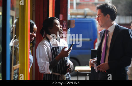 Le leader syndical Ed Miliband rencontre les acheteurs, les détenteurs de stalle de marché et les propriétaires de restaurants lorsqu'il visite le village de Brixton dans le sud de Londres aujourd'hui. Banque D'Images