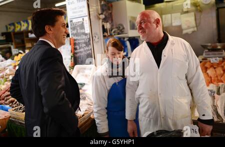 Le leader syndical Ed Miliband rencontre les acheteurs, les détenteurs de stalle de marché et les propriétaires de restaurants lorsqu'il visite le village de Brixton dans le sud de Londres aujourd'hui. Banque D'Images