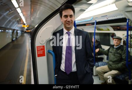 Le leader syndical Ed Miliband reprend le métro jusqu'à Westminster après avoir rencontré aujourd'hui des acheteurs, des détenteurs de stalle de marché et des propriétaires de restaurants à Brixton, dans le sud de Londres. Banque D'Images