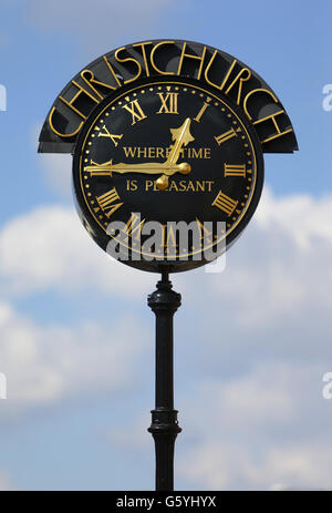 L'horloge de la rue High Street à Christchurch, Dorset, se lit, "où la vie est agréable" où 30 pour cent des 50,000 résidents sont des retraités, selon le recensement de 2011, proportionnellement plus que n'importe quelle autre ville britannique, et près d'un sur six est âgé de plus de 75 ans. Banque D'Images