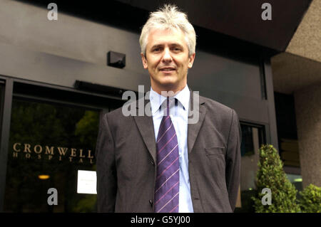 M. Nigel Heaton, chirurgien consultant à l'hôpital Cromwell de l'ouest de Londres, qui a opéré l'ancienne star du football George Best. Le Dr Heaton, s'exprimant à l'extérieur de l'hôpital, a déclaré que M. Best, 56 ans, serait, espérons-le, en soins intensifs. * ... et qu'il répondait bien à sa greffe du foie. Il a ajouté que si l'ancienne étoile de Manchester United et d'Irlande du Nord, n'avait pas eu un nouveau foie, il était douteux qu'il ait vécu plus d'un an. Banque D'Images