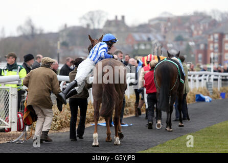 Courses hippiques - sauts finaux - Hippodrome de Warwick.Le jockey Charlie Wallis monte à bord de Red Rosso pour l'hmhms Plant Maiden à l'hippodrome de Warwick. Banque D'Images