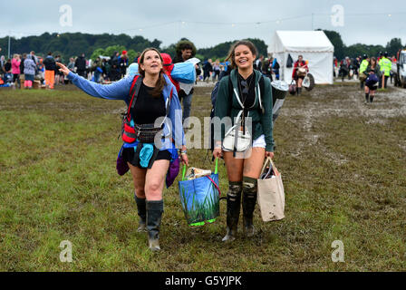 Festivaliers arrivant au festival de Glastonbury, à Digne Farm dans le Somerset. ASSOCIATION DE PRESSE Photo. Voir PA story SHOWBIZ Glastonbury. Photo date : mercredi 22 juin 2016. Crédit photo doit se lire : Ben Birchall/PA Wire Banque D'Images