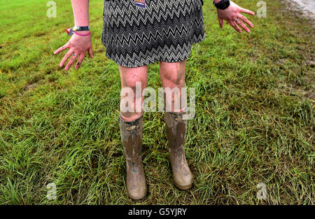 Festivaliers dans une montre ses jambes boueuses au festival de Glastonbury, à Digne Farm dans le Somerset. ASSOCIATION DE PRESSE Photo. Voir PA story SHOWBIZ Glastonbury. Photo date : mercredi 22 juin 2016. Crédit photo doit se lire : Ben Birchall/PA Wire Banque D'Images