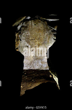 Vue générale de l'intérieur d'une des pierres de Loughcrew Cairn à Co Meath à la veille de l'équinoxe de printemps. Banque D'Images