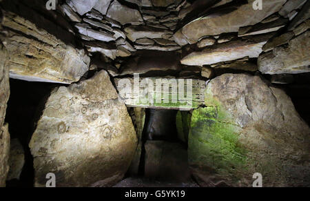 Une vue générale de l'intérieur de Loughcrew Cairn à Co Meath à la veille de l'équinoxe de printemps. Banque D'Images