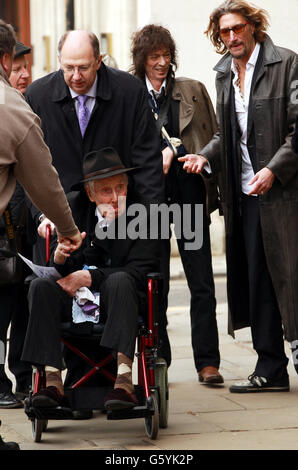 Ronnie Biggs et Nick Reynolds assistent aux funérailles de Bruce Reynolds, le chef-d'œuvre du grand vol de train de 1963 à St Bartholomew la Grande église de Smithfield, Londres. Banque D'Images