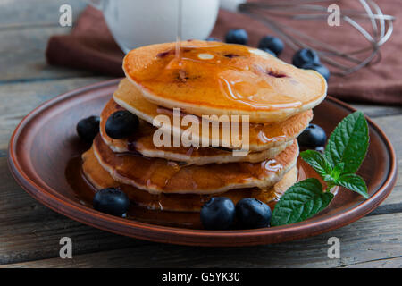 Pancakes aux myrtilles sur une plaque pour le sirop d'érable Banque D'Images