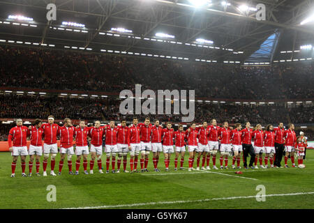 Rugby Union - RBS 6 Nations Championship 2013 - pays de Galles / Angleterre - Millennium Stadium.Les joueurs du pays de Galles s'alignent avant le match Banque D'Images