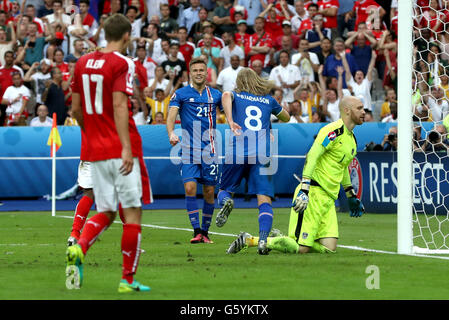 L'Islande est l'Arnor Ingvi Traustason (21) célèbre après avoir marqué son deuxième but du côté du jeu au cours de l'Euro 2016, Groupe F match au Stade de France, Paris. Banque D'Images