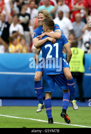 L'Islande Birkir Bjarnason et l'Arnor Ingvi Traustason (21) célébrer la fin de gagnant et se qualifier pour le dernier tour 16 après l'Euro 2016, Groupe F match au Stade de France, Paris. ASSOCIATION DE PRESSE Photo. Photo date : mercredi 22 juin 2016. Voir l'ACTIVITÉ DE SOCCER histoire de l'Islande. Crédit photo doit se lire : Owen Humphreys/PA Wire. RESTRICTIONS : Utiliser l'objet de restrictions. Usage éditorial uniquement. Les ventes de livres et de magazines autorisée s'est pas uniquement consacré à chaque joueur/équipe/match. Pas d'utilisation commerciale. Appelez le  +44 (0)1158 447447 pour de plus amples informations. Banque D'Images