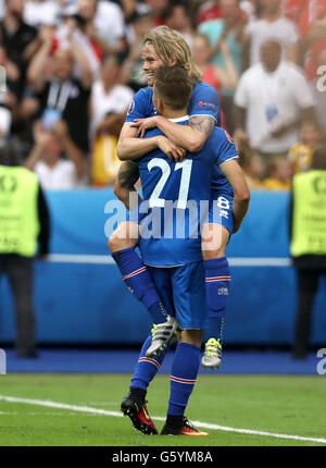 L'Islande Birkir Bjarnason et l'Arnor Ingvi Traustason (21) célébrer la fin de gagnant et se qualifier pour le dernier tour 16 après l'Euro 2016, Groupe F match au Stade de France, Paris. ASSOCIATION DE PRESSE Photo. Photo date : mercredi 22 juin 2016. Voir l'ACTIVITÉ DE SOCCER histoire de l'Islande. Crédit photo doit se lire : Owen Humphreys/PA Wire. RESTRICTIONS : Utiliser l'objet de restrictions. Usage éditorial uniquement. Les ventes de livres et de magazines autorisée s'est pas uniquement consacré à chaque joueur/équipe/match. Pas d'utilisation commerciale. Appelez le  +44 (0)1158 447447 pour de plus amples informations. Banque D'Images