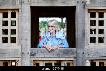 La duchesse de Cornouailles, connu sous le nom de Duchesse de Rothesay tandis qu'en Ecosse, donne du pavillon de style japonais dans le centre du labyrinthe dans le parc de Dumfries House, Cumnock, Ayrshire après avoir officiellement de l'ouvrir. Banque D'Images